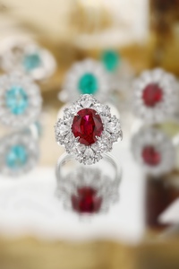 แหวนแต่งงานวินเทจแพลตตินั่ม PT950 จาก Lanphear Jewelry ประดับด้วยทับทิมรูปไข่ที่เพาะเลี้ยงในห้องปฏิบัติการและ<span class=keywords><strong>เพชร</strong></span>เจียระไนหลากหลายรูปแบบ - Product Image 2