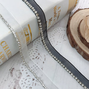 Vente directe usine : Tissu en gaze de neige avec chaîne de strass et dentelle pour coiffes, sacs et accessoires vestimentaires DIY - Product Image 1