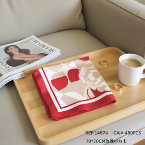 Foulard Quadrato Piccolo Rose 70x70cm in Seta Stampata, Accessorio Moda - Product Image 3