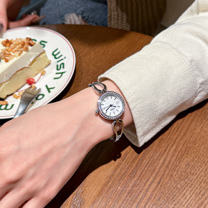 Reloj de Pulsera de Cuarzo para Mujer con Cristales Plateados, Esfera de Nácar y Bisel Completo de Diamantes de Imitación, Brazalete de Eslabones Único - Product Image 6
