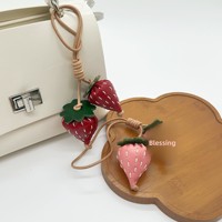Origineel ontwerp, handgestikte 3D aardbeien fruitbedel; hanger en accessoire van koeienleer, unisex sleutelhanger, fris & zoet