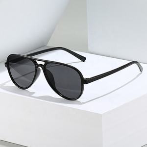 <span class=keywords><strong>2025</strong></span> Nieuwe Vintage Oversized Zonnebril Vrouwelijke Tinten Custom Logo Designer Mode Vierkant Frame Vrouwen Piloot Zonnebril Heren - Product Image 1