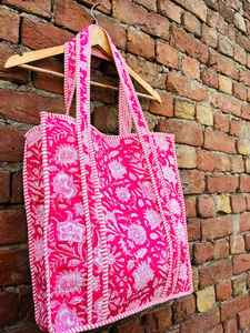 กระเป๋าผ้าฝ้ายพิมพ์ลายดอกไม้ด้วยมือ พร้อมดีไซน์เย็บแบบควิลท์เพื่อความสะดวกสบาย เหมาะสำหรับการช้อปปิ้ง ใช้ในออฟฟิศ และตอบโจทย์ไลฟ์สไตล์ประจำวัน - Product Image 2