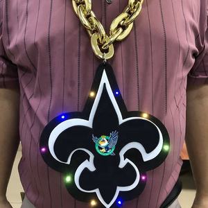 سلاسل بلاستيك Abs لامعة كبيرة الحجم للبيع بالجملة مخصصة بشعار كبير من Eva مضيئة بحروف فوم قلادة ميدالية لمحبي الرياضة - Product Image 1