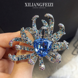 XILIANGFEIZI Venta de liquidación Broche de fuegos artificiales de boda Cristal austriaco Brillante Broches de crisantemo de circón completo - Product Image 4