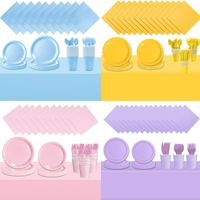Eenmalig wegwerp servies van papieren bekers, borden en servetten in effen kleuren, blauw en roze, voor een feestelijke verjaardag.