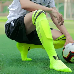 Calzini da calcio sportivi da uomo ricamati al ginocchio con design personalizzato del fornitore di prestazioni atletiche di calcio
