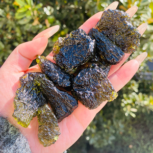 Vente en gros de Moldavite de haute qualité, cristal minéral de guérison, spécimen brut, pierre brute pour la décoration - Product Image 6