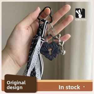 Breloque de sac Coquette Flower Lock imprimée en 3D PLA, pendentif trou de serrure, porte-clés Balletcore avec pompon en dentelle, décoration de sac à main Y2K pour fille tendance et cool - Product Image 2