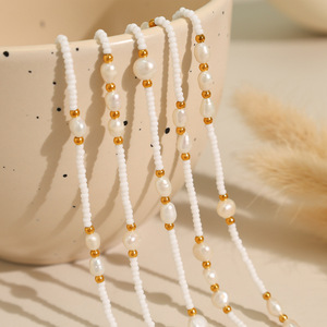 สร้อยคอทองประดับมุกน้ำจืด สร้อยคอประดับมุกสำหรับผู้หญิง งานปาร์ตี้ สไตล์เรียบหรู มุกเลียนแบบ - Product Image 1