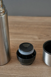 กระติกน้ำสแตนเลสหุ้มฉนวนสุญญากาศผนังสองชั้นขนาด350มล. ขวดน้ำเก็บความร้อนรูปกระสุนสีเงินพร้อมฝาปิด - Product Image 4