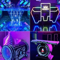 Table de DJ triangulaire inversée en fer forgé de 1,2 m avec logo personnalisé, podium de scène de boîte de nuit à LED RGB, avec roues silencieuses, vente directe usine