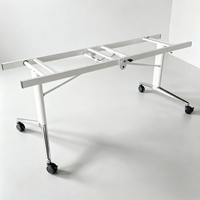 Grande table de bureau pliable avec structure en acier et roulettes, idéale pour les tables longues et les tables de formation