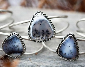 กำไลข้อมืออัญมณีโอปอลแบบ Dendritic ธรรมชาติการตั้งค่า OEM เครื่องประดับชั้นดี925สีเงินแท้ ODM ขายส่ง - Product Image 1