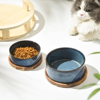 Bol pour chat en céramique émaillée NicePets avec plateau en chêne |   Glaçure réactive unique en son genre, anti-renversement |   Protection du cou surélevée pour nourriture et eau