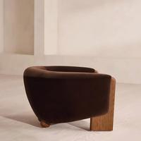 Fauteuil d'appoint ergonomique moderne en velours marron foncé, fait main, éco-responsable, avec structure en bois massif, pour salon ou villa