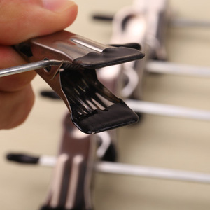 Percha metálica rectangular para pantalones, organizador de ropa para uso doméstico con revestimiento antideslizante, 32g, fabricada en Zhejiang. - Product Image 3