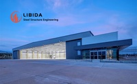 Entrepôts, ateliers et hangars modernes en structure acier préfabriquée, insonorisés et écoénergétiques