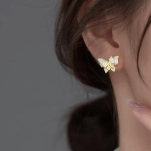 Orecchini a farfalla dorati con strass di cristallo, montatura a griffe in oro 18 carati, per donna, graziosi, da indossare tutti i giorni - Product Image 5