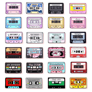 Al por mayor: Pin <span class=keywords><strong>de</strong></span> solapa <span class=keywords><strong>de</strong></span> metal esmaltado con diseño <span class=keywords><strong>de</strong></span> cinta musical y la mejor canción, <span class=keywords><strong>de</strong></span> moda, para bolsos y ropa, para amigos - Product Image 2