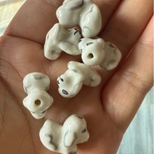 Perles en céramique en forme d'ours, couleur thé au lait, pour la fabrication de bracelets, été 2023, origine Yiwu D453-6, perles peintes en vrac - Product Image 2