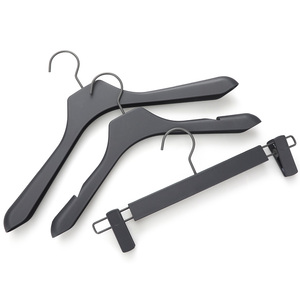Percha de plástico negro antideslizante con logotipo personalizado barato para traje de abrigo - Product Image 2