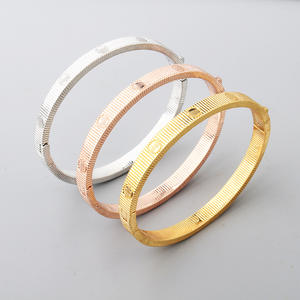 Pulsera <span class=keywords><strong>de</strong></span> Acero Inoxidable Chapada en <span class=keywords><strong>Oro</strong></span> <span class=keywords><strong>de</strong></span> 18K, Diseño Nuevo, Barata, al por Mayor, para <span class=keywords><strong>Hombre</strong></span> y Mujer, con Sello <span class=keywords><strong>de</strong></span> Amor, para Fiesta - Product Image 4