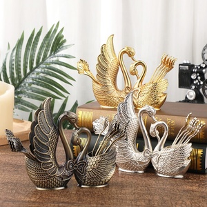 ที่วางช้อนโลหะรูปหงส์ ยี่ห้อ Nordic Tableware รุ่น Cygnus สำหรับเก็บช้อนขนมหวาน ที่วางช้อนผลไม้โลหะสำหรับครอบครัว - Product Image 2