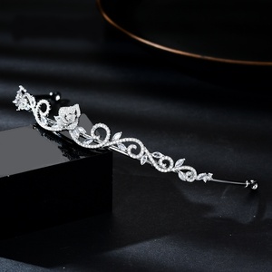 Diadème de <span class=keywords><strong>Mariée</strong></span> Rose d'Inspiration Vintage, Bandeau Minimaliste en Strass, Bijou de Cheveux Délicat à Motifs Floraux, pour Chignons Romantiques et Tenues de Bal - Product Image 2