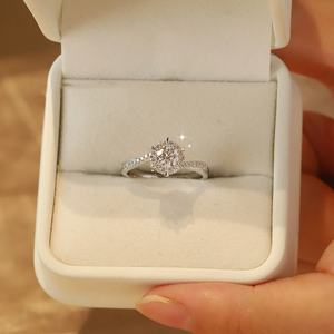 Anillo de Plata de Ley 925 con Moissanita y Engaste Pavé para Regalo de Compromiso o Boda para Mujer - Product Image 5