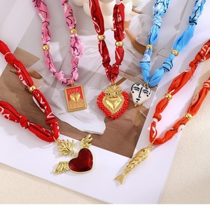 Collier en tissu imprimé perlé de la série Cœur en cuivre Asu, best-seller – Collier polyvalent pour femme, idéal au quotidien et pour le sport - Product Image 2