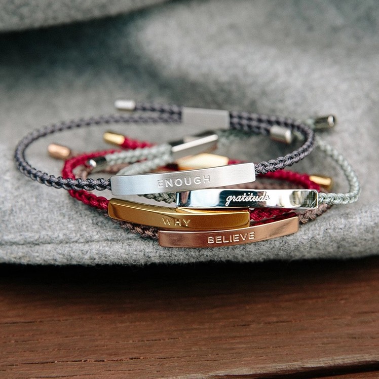 По индивидуальному заказу 18k позолоченный бар гравировки заявление браслеты регулируемый Плетеный красочные веревочный браслет для мужчин и женщин