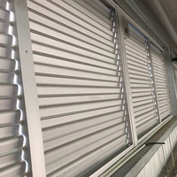Volet en aluminium, panneaux de persienne en bois, mécanisme avec moustiquaire en ligne