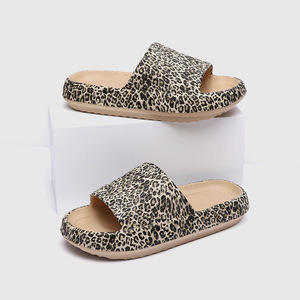 Chaussons élégants et décontractés pour femmes - Nouvelles chaussures plates d'été pour l'extérieur - Chaussures à enfiler de grande taille pour tous les jours - Respirantes et antidérapantes en PVC - Product Image 2