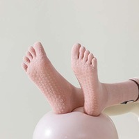 Wuyang Usine WY-060 En Gros Sur Mesure Cinq Doigts Chaussettes D'orteil Modèles Féminins Anti-dérapant Grip Gym Chaussettes Avec Fond En Silicone