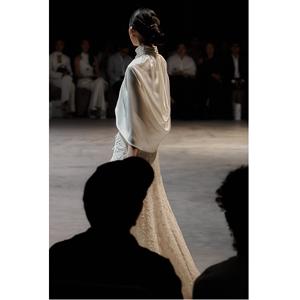 ชุดเดรสยาวแฟชั่นหรูหราสำหรับผู้หญิง ตกแต่งด้วยลูกไม้ลายดอกไม้ แขนสั้น ดีไซน์สง่างาม เหมาะสำหรับงานกลางคืน ในเวียดนาม - Product Image 1