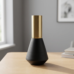Jarrón Decorativo Moderno y Elegante en Negro y Dorado, 10 Pulgadas de Alto, Metal de Alta Calidad - Product Image 6