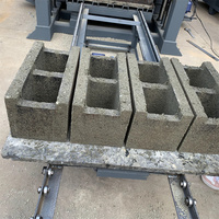 Machine de moulage de blocs de béton creux entièrement automatique QT4-15D avec PLC et pompe pour la production de briques en ciment