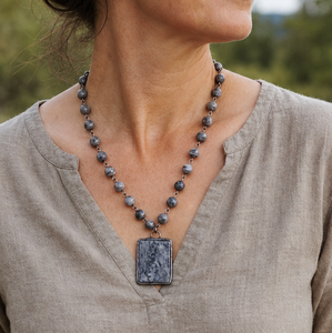 <span class=keywords><strong>Collana</strong></span> Etnica da Donna <span class=keywords><strong>con</strong></span> Ciondolo Rettangolare in Pietra Naturale Nera e Catena a <span class=keywords><strong>Rosario</strong></span> - Product Image 1
