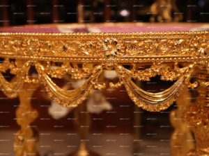 Table d'appoint <span class=keywords><strong>de</strong></span> style <span class=keywords><strong>cour</strong></span> royale française vintage, avec dessus <span class=keywords><strong>en</strong></span> céramique peinte à motifs floraux et finition laiton doré huilé, pour salle à manger <span class=keywords><strong>de</strong></span> villa - Product Image 4