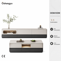 Ensemble de meubles TV modernes et minimalistes en bois, du sol au plafond, finition crème mat et gris anthracite, pour salon d'hôtel