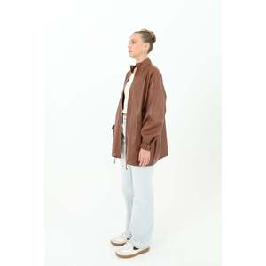 Veste en cuir véritable marron pour femme Puane, avec fermeture éclair sur le devant, élégante et confortable, idéale pour toutes les saisons - Product Image 2