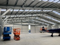Hangar industrial para aviones Almacén con marco de acero con taller de mantenimiento Panel sándwich hecho