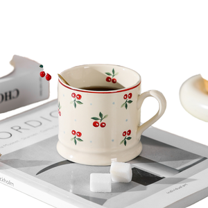 แก้วกาแฟเซรามิคลายเชอร์รี่สไตล์เกาหลี น่ารัก ดีไซน์การ์ตูน พร้อมช้อน ใช้ซ้ำได้ ปลอดภัยสำหรับเครื่องล้างจานและไมโครเวฟ เหมาะเป็นของขวัญทางธุรกิจสำหรับใช้ในบ้าน - Product Image 1