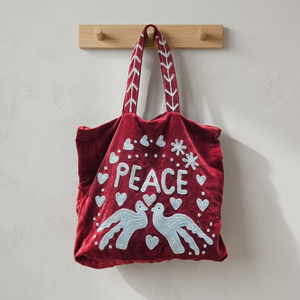 กระเป๋าโท้ทกำมะหยี่สีแดงสั่งทำขายส่ง พร้อมลายปักอักษร PEACE สีเงิน รูปหัวนกพิราบ หัวใจ และลายดอกไม้สุดเก๋ - Product Image 2