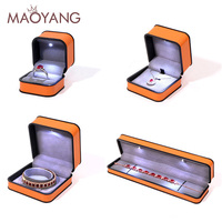Boîte à bijoux personnalisée haut de gamme en cuir PU pour collier, boucles d'oreilles, bracelet, bague, avec longue chaîne, nouvelle boîte cadeau avec éclairage LED