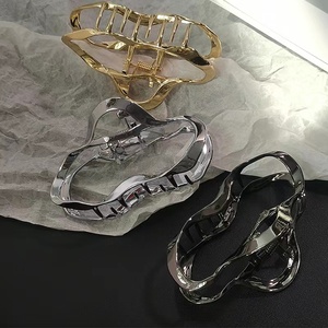 Pinces à <span class=keywords><strong>cheveux</strong></span> en <span class=keywords><strong>crabe</strong></span> simple et élégant de 9cm pour femmes filles coréennes creuses géométriques croisées accessoires de <span class=keywords><strong>cheveux</strong></span> de griffe de <span class=keywords><strong>cheveux</strong></span> de bain - Product Image 1