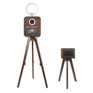 Photomaton RCM 133PRO en bois de chêne rouge véritable avec écran tactile de 13,3 pouces, anneau lumineux, support d'imprimante <span class=keywords><strong>DNP</strong></span> <span class=keywords><strong>QW410</strong></span>/RX1/DS620 et étui de transport - Product Image 1