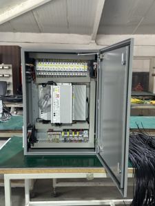 Caixa de Distribuição de Energia Industrial em Aço Inoxidável IP66 para Uso Externo, Baixa Tensão, Revestida a Pó, com Disjuntor - Product Image 3