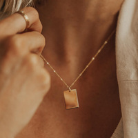 Collier pendentif carré personnalisé en acier inoxydable plaqué or 18 carats, tendance unisexe, avec message et lettre gravée, idéal pour un cadeau